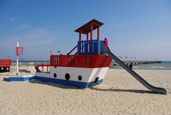 Spielschiff an der Seebrücke