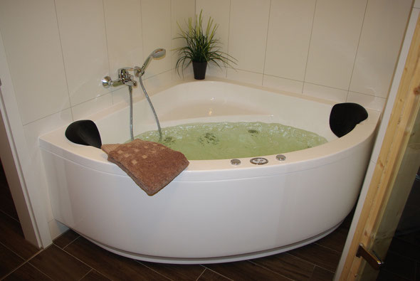 ... entspannender Whirlpoolbadewanne