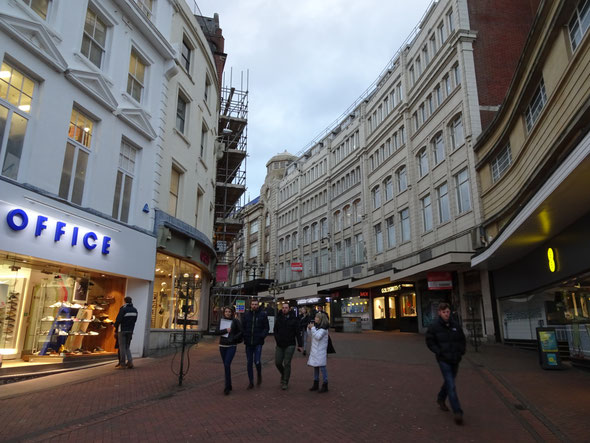 Das ist die Haupteinkaufsstraße in Bournemouth 