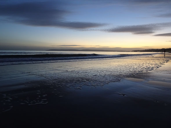 Der Strand von Bournemouth bei Sonnenuntergang