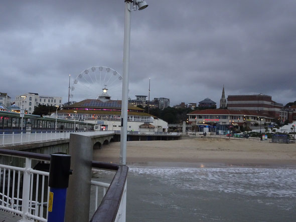 Das ist der Strand von Bournemouth vom Pier aus gesehen 