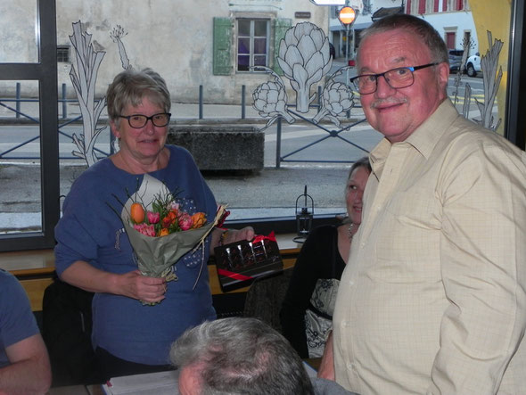 Ginette Kaenel, fleurie et remerciée par Jean-Bernard pour son excellent travail de secrétaire.