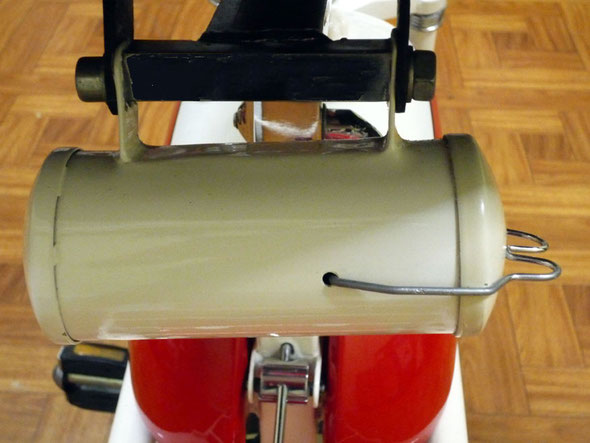 Colocado en su posición original, debajo del asiento de una Mini Marcelino Primera Serie
