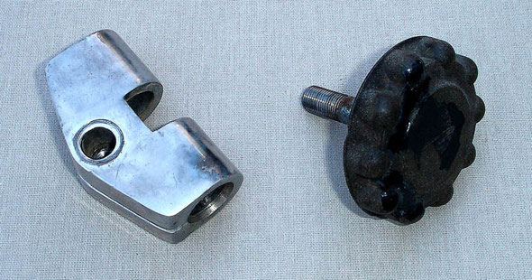 Pieza de aluminio con el pomo de apriete que une los dos manillares