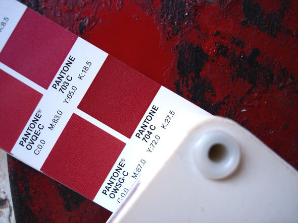 Comparación del color original de una Mini Marcelino con un Pantonero o carta de colores Pantone