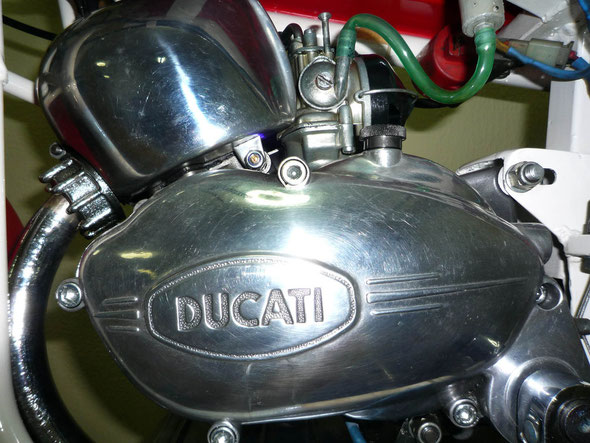 Primer plano del poderoso motor monocilíndrico Ducati Mini Marcelino Primera Serie automático