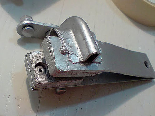 Detalle de la pinza con sus pastillas de freno remachadas, una posible solución...