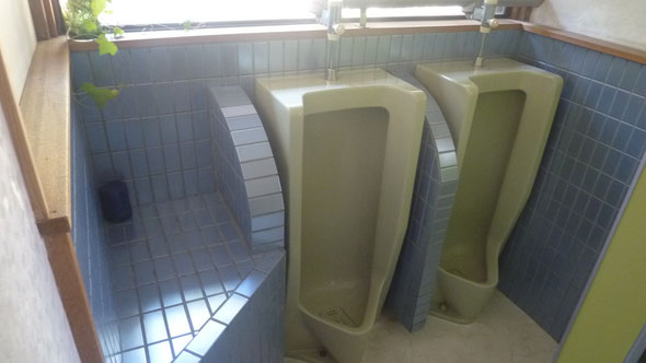 男性トイレ内