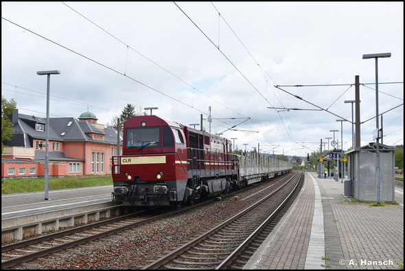 Am 25. April 2024 ist die Lok für CLR im Einsatz und in bordeauxrot lackiert. Mit einem Leerholzzug aus Wismar rollt die Maschine durch Niederwiesa