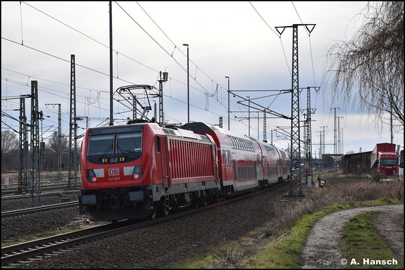 147 007-9 schiebt einen Regionalexpress in den Hbf. von Luth. Wittenberg (05. Februar 2023)