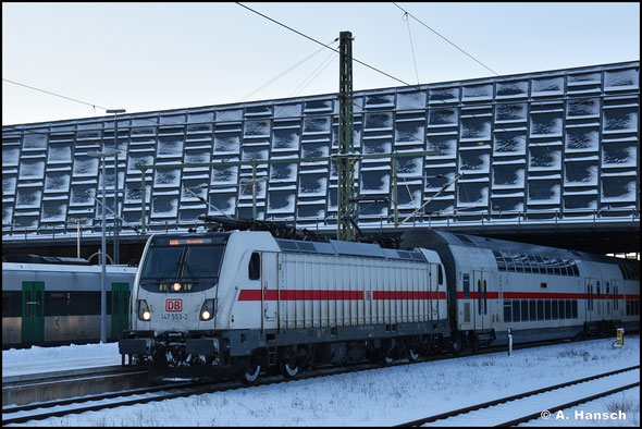 Am Morgen des 20.01.2024 wartet 147 553-2 mit dem IC 2710 nach Warnemünde in Chemnitz Hbf. auf Ausfahrt