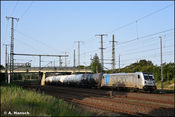 Mit Kesselwagenzug treffe ich 187 312-4 am 27. Mai 2023 in Luth. Wittenberg an. Auch sie trägt das Railpool-Silber mit blauem Zierstreifen