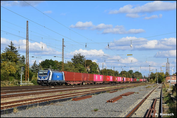 Mit langem Containerzug rollt am 30.09.2025 die 388 017-6 durch Leipzig-Wiederitzsch
