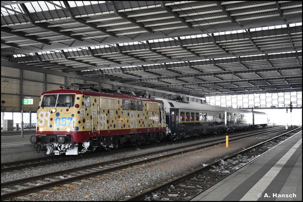 Smart Rail 111 057-6 steht am 03. Dezember 2023 mit Sonderzug des Pullman Club in Chemnitz Hbf.