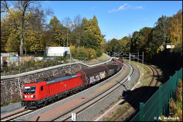 187 193-8 hat am 22. Oktober 2022 gemischte Waren am Haken, die sie als 51621 durch Chemnitz nach Zwickau bringt