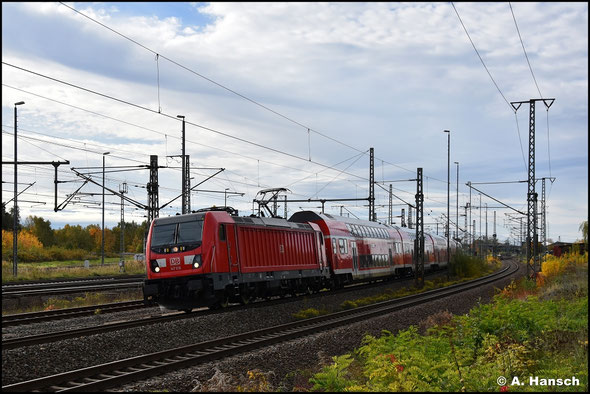 147 016-0 verlässt am 16. Oktober 2022 mit RE nach Stralsund den Hbf. von Luth. Wittenberg
