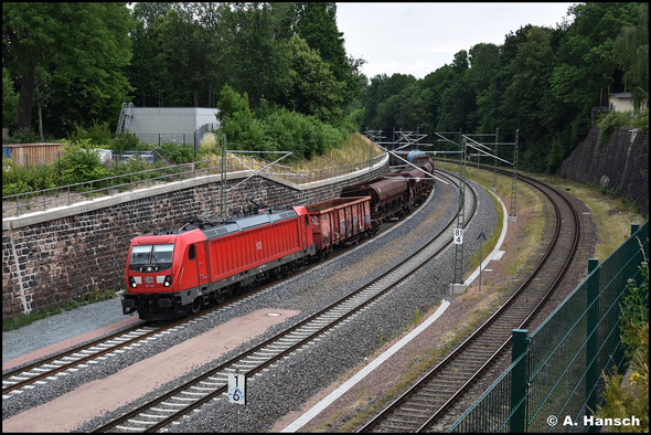Am 25. Juni 2022 wurde für einen Tag mal wieder über Chemnitz umgeleitet. Auch der EZ 51621 war betroffen. Mit 187 149-0 unterquert der Zug hier gleich die Zschopauer Straße
