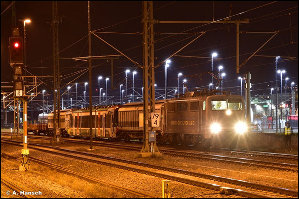 111 082-4 bringt am 16.12.25 den ersten von 19 der neuen vollelektrischen Stadler VDV Citylink Universal, die ab 2027 hier auf Straßenbahn- und Bahngleisen allein mit Strom fahren sollen. Hier soll das neue Fahrzeug nun ausführlich getestet werden