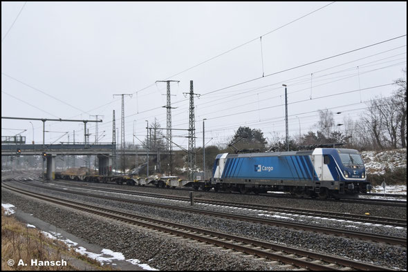 388 021-8 schleppt am 08.02.2026 einen halbvollen Containerzug durch Luth. Wittenberg