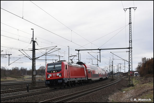 Am 05. Februar 2023 verlässt 147 020-2 mit RE den Hbf. von Luth. Wittenberg