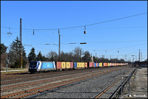 388 004-4 schleppt am 03.03.2026 einen Containerzug durch Leipzig-Wiederitzsch