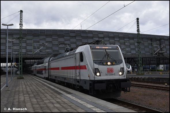 147 554-0 wartet am 16. März 2024 in Chemnitz Hbf. auf Ausfahrt. Am Haken hat sie einen IC nach Warnemünde