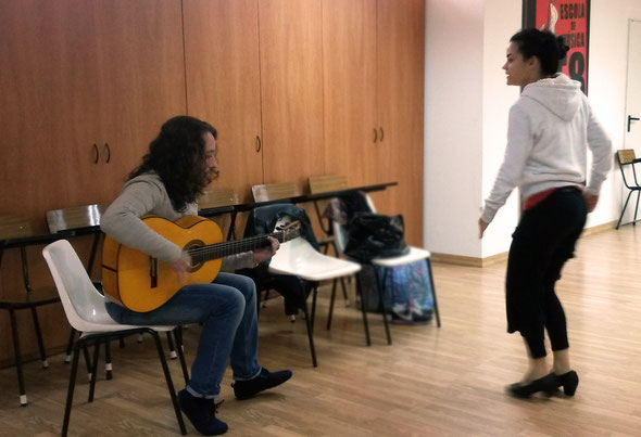 Guitarrista: EL PERLA con Bailaora Verónica Naranjo - Ensayando en Escuela de Música E8