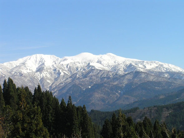 日本三名山のひとつ、霊峰「白山」