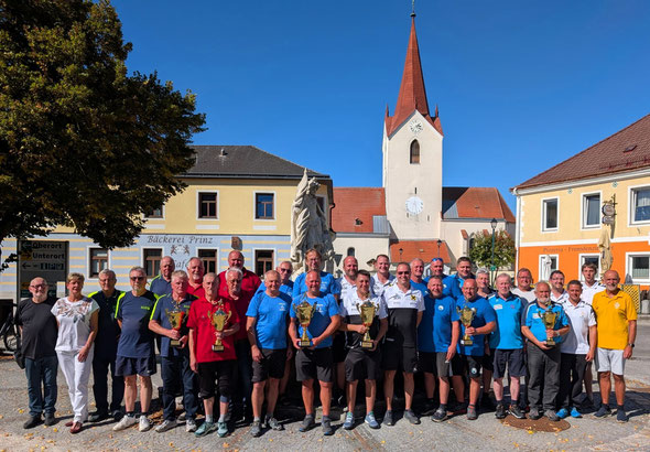 Teilnehmende Mannschaften mit Bgm. von Schweiggers Josef Schaden, GLV Obfrau Regina Sinhuber mit ihren Stv. Kurt Fettinger, Sponsor Wolfgang Decker (Gh. Swidger), Schiedsrichter Georg Blauensteiner und Sektionsl. vom USC Schweiggers Alexander Dorn