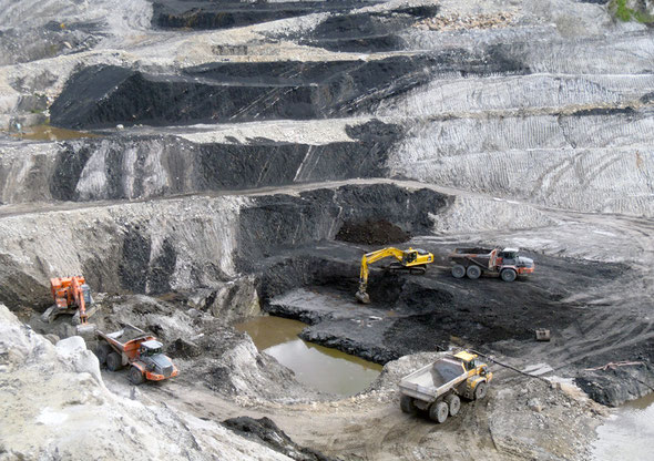 Open-cast mining at Brichfield Coal near Reefton