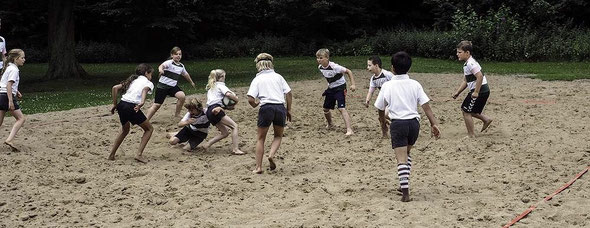 Viel Freude hatte der Rugbynachwuchs aus Heidgraben und des FC St Pauli beim Beachturnier zum Saisonabschluß im Jubiläumsjahr zum 100jährigen Stadtpark Jubiläum. Beide Teams sind auch in diesem Jahr mit dabei. (Foto: Markus Jasker)