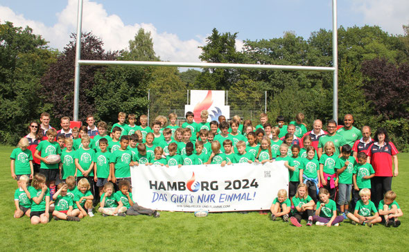 Gruppenbild mit Nationalspielern: die TeilnemerInnen des Rugby-Feriencamp mit Benny  und Samy  (obere Reihe rechts)