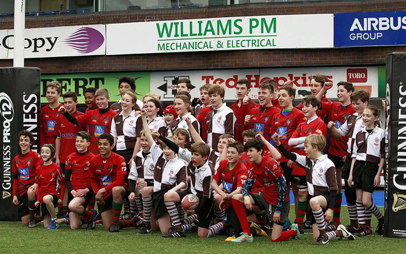 Gruppenbild mit Gastgebern im alt-ehrwürdigen Cardiff Arms Park Stadion auf hochmodernem Allwetter Rugby-Kunstrasen!