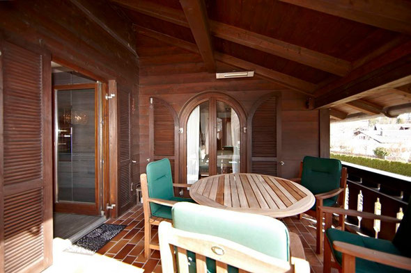 Großer umlaufender überdachter Balkon mit Loggia, O-S-SW
