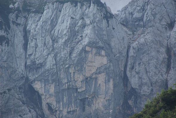 Schon nach wenigen Minuten zeigt sich in der Nordwand des Prisank das "Prisankgesicht"