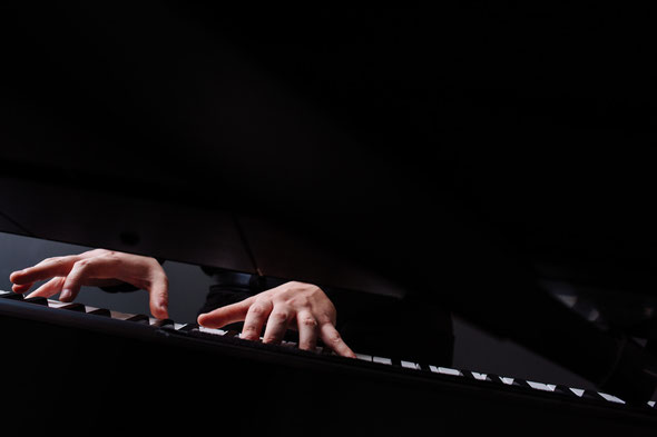 Pianist und Keyboarder und Sänger Florian Geibel