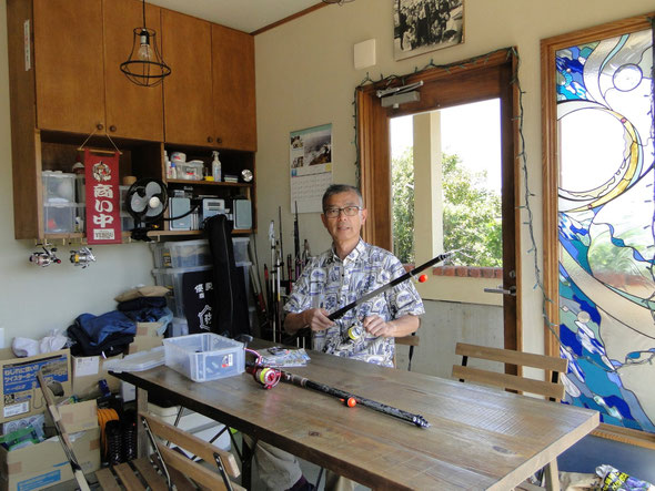 　事務所(自宅)で釣り具の手入れ
