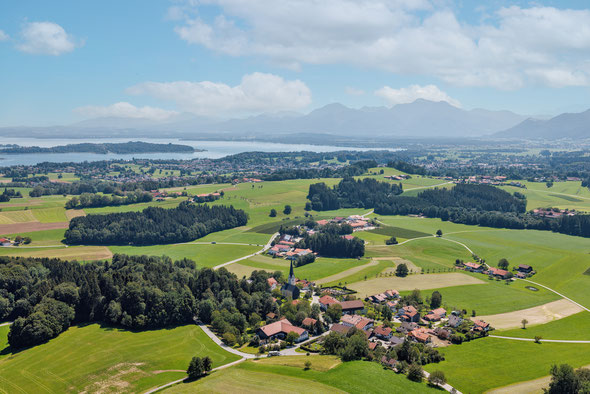 Luftaufnahme unseres Ortes Greimharting mit der Ferienwohnung im Vordergrund  