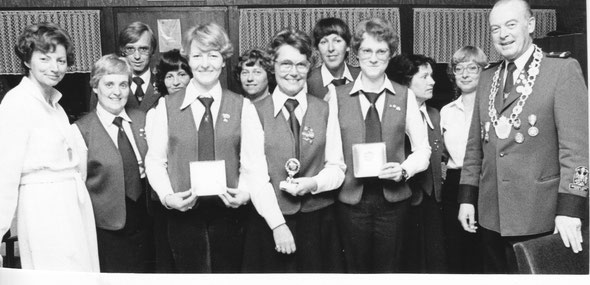 1979 - (v.l.n.r.) Gudula Greferath, Steffie Stückmann (Herbst), Klaus Steinfeld, Doris Kapahnke, Irmhild Thiel, Ursula Gerhardt, Ruth Simaitis, Brigitte Steinfeld, Helga Baumert, Helga Wüstkamp, Regina Ueing, Dr. Wolfgang Greferath