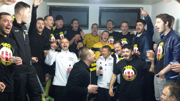Aufstiegsparty in der Kabine nach dem Spiel gegen Wacker Dinslaken (2:4). Foto: Mark Bohla / FuPa Niederrhein
