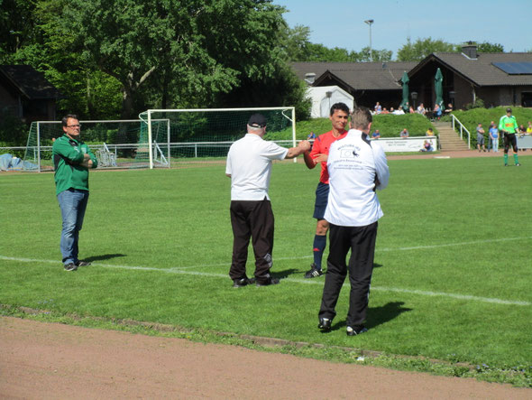 Betreuer Karl Schnupfer und Schiedsrichter Ayhan Ünal.