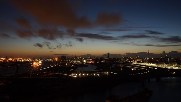Ausblick über den Frachthafen und die Skyline von Hamburg