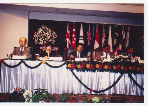 写真1 IFLA東地区大会での発表(1993年、バリ) *左から2人目、筆者
