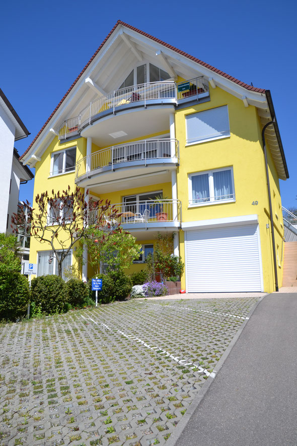 Bild: Parkplatz der Ferienwohnung im Gelben Haus in Meersburg direkt am Bodensee mit Seesicht