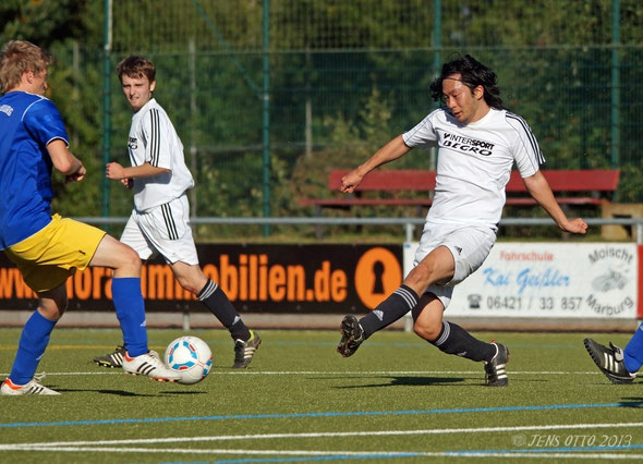 "Mittelfeldmotor" Chan Ho Kahng im Kampf um den Ball