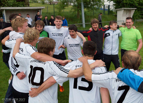 ... Geschafft! Nach 90 Minuten gewann die "Schröcker Zwote" in Kirchhain und bleibt somit auch in der kommenden Saison in der Kreisliga A- Marburg vertreten