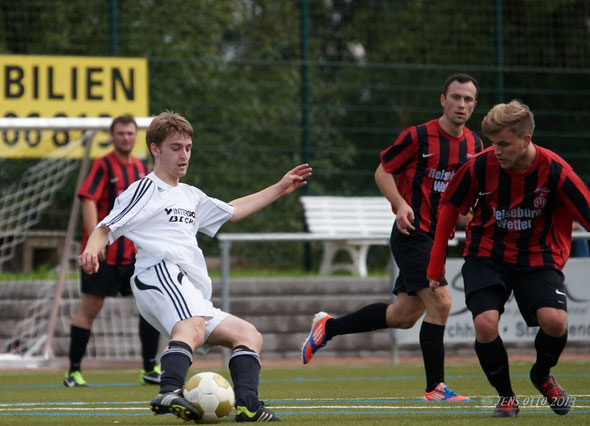 Lukas Rommelspacher am Ball durch das Bauerbacher Mittelfeld