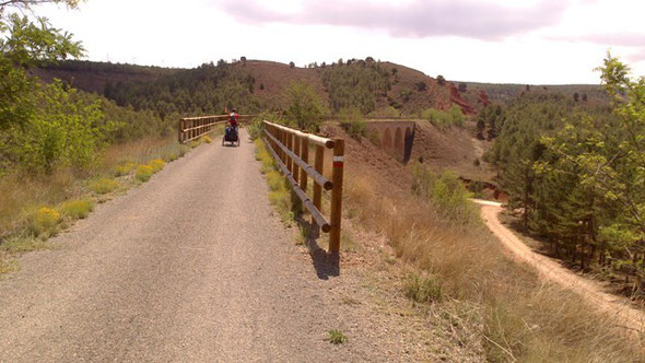 Llegada a la vía verde desde la pista de tierra que sale desde Dinópolis.