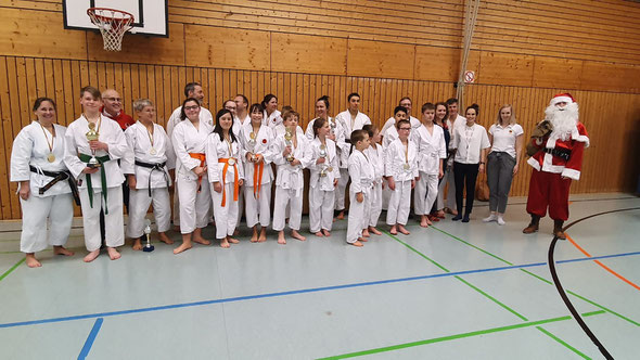 Ein Teil der Karateka beim 1. Dojo Wettkampf mit anschließender Weihnachtsfeier 2019 