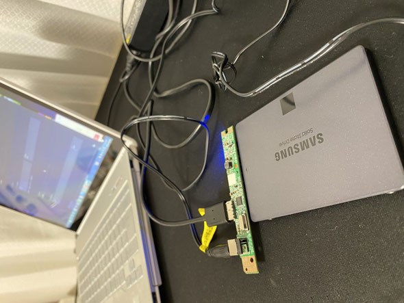 まずはハードディスク内のデータを、SSD半導体ディスクへクローンを取ります。